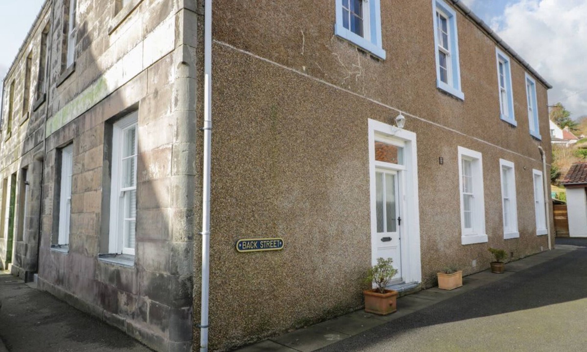 Airth Cottage | Lower Neuk in central Culross.