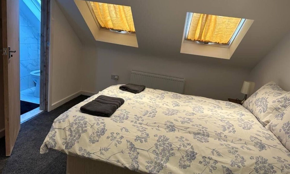 Luton House | Luton Homestay near AIRPORT