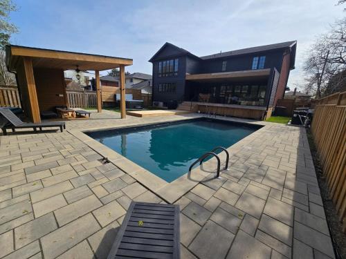 West Oakville Villa | Luxary Villa with Pool, Sauna, Hot Tub Sleeps 12