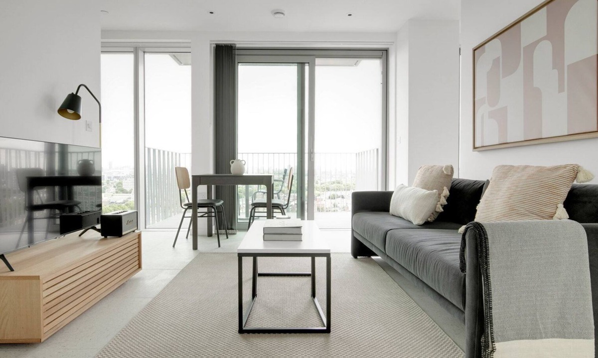 Whitechapel Apartment | Luxe Aldgate Studio nr Bars & Coffee Shops, by Blueground