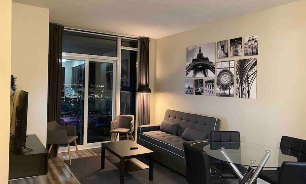 Downtown Mississauga Condo | Luxurious 1 Bedroom+ Den, 1 Bath Condo/ Square One