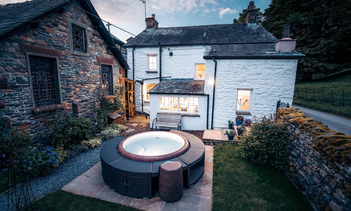 Sedbergh Cottage | Luxurious Cottage with Hot Tub. 19 miles from Windermere.