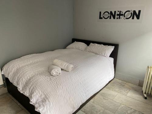 Lansbury House | Luxurious En-suite Soft Water Air Conditioning TV RIPPLE