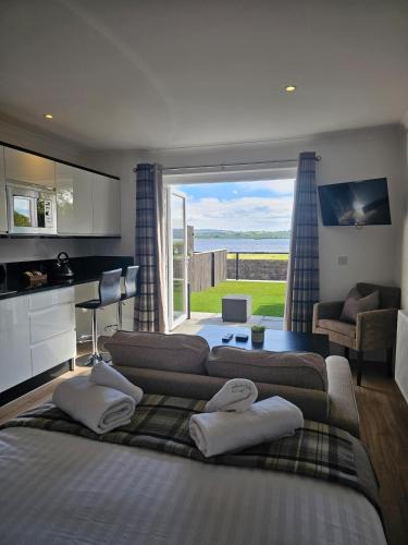 Balmaha Apartment | Luxury 1 Bedroom apartment with Loch View BLL