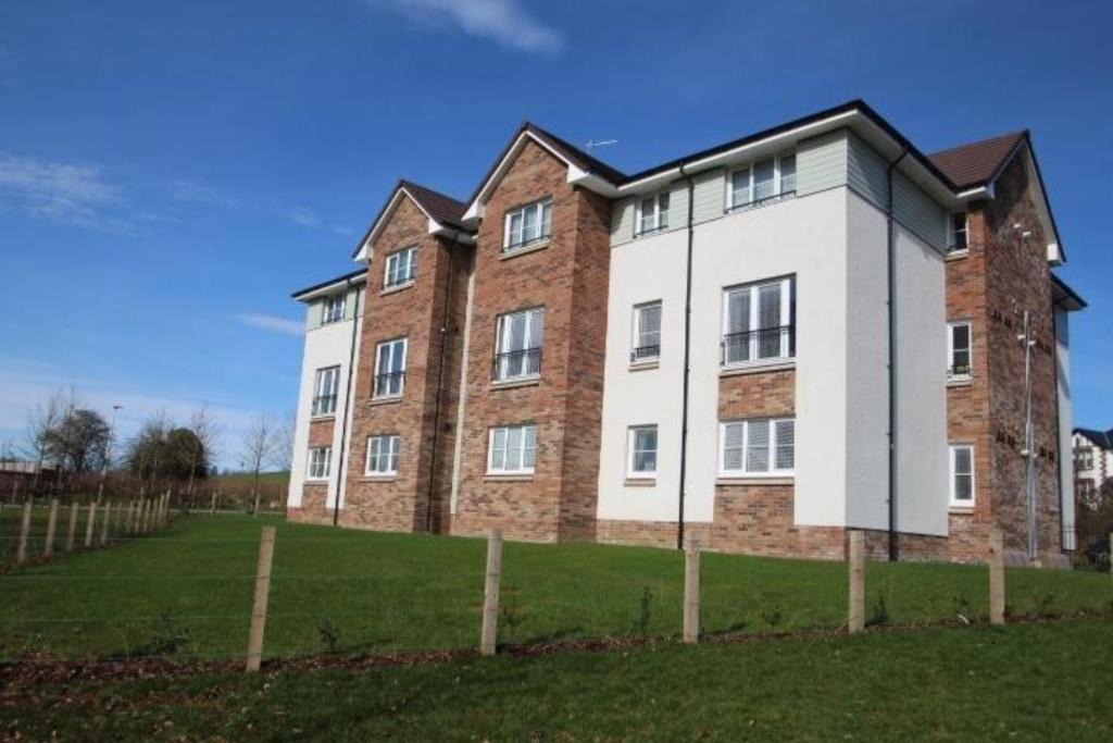 Bishopton Apartment | Luxury 2 Bedroom Flat in Quiet Village w/Ensuite