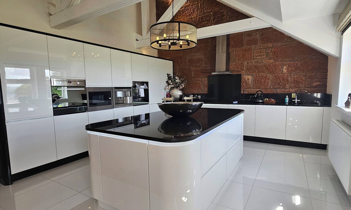 Balmaha Apartment | Luxury 3 Bedroom apartment with Loch View