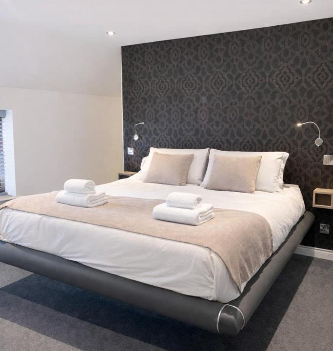 Hessle House | Luxury 4BR Executive Lodge with 4 Private Suites and Private Parking