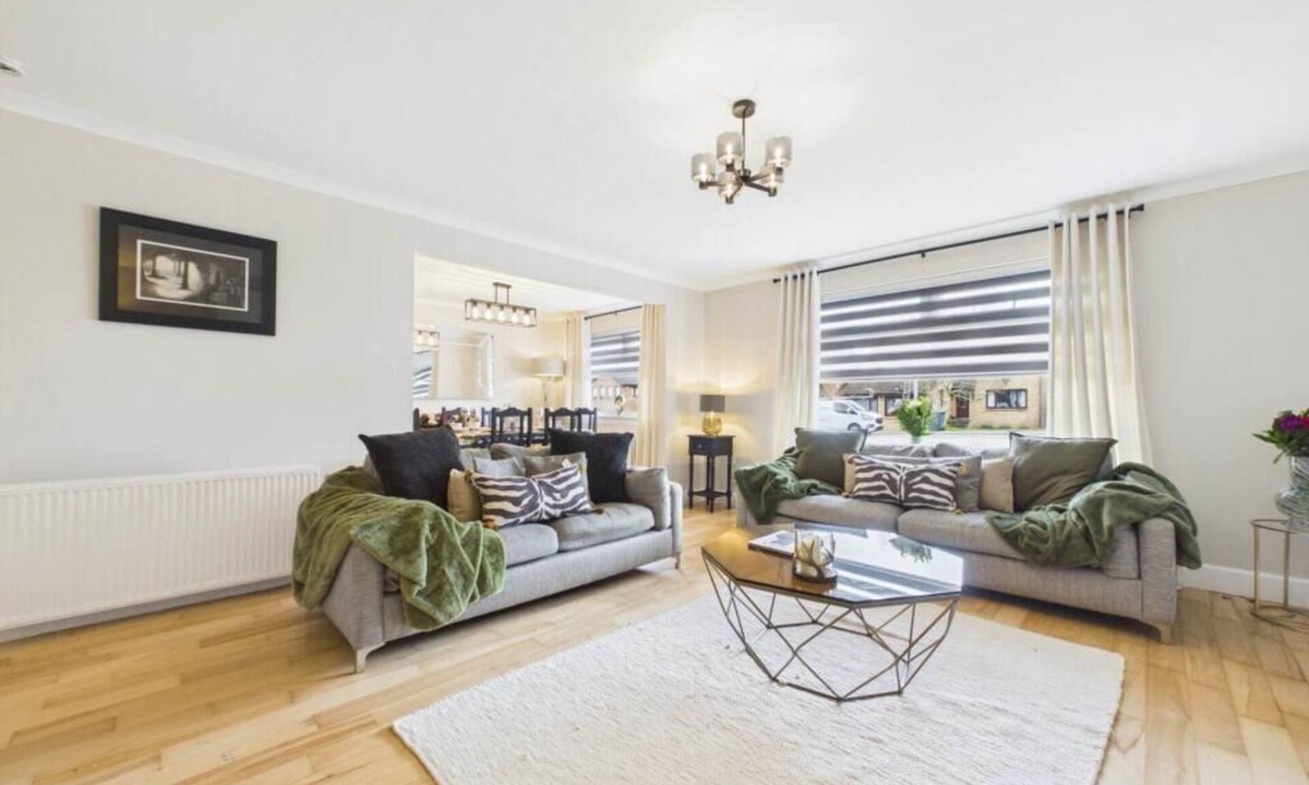 Hamilton House | Luxury 5 bedroom 3 bathroom property village location Hamilton