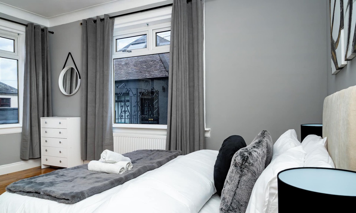 Liberton House | Luxury 5BD, Gym, Parking, Bus to Airport, Sleeps10