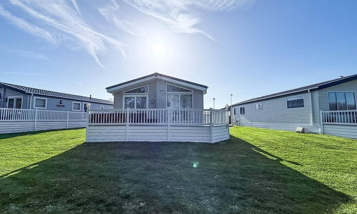 Hopton Cabin | Luxury 6 berth lodge with WiFi at Broadland Sands in Suffolk ref 20011CV