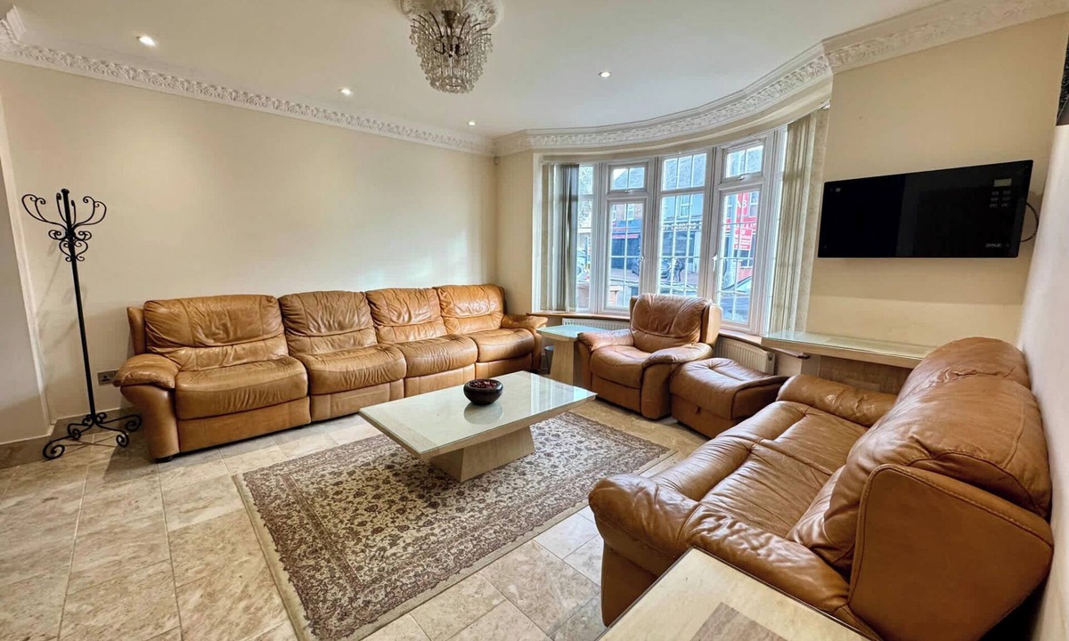 Luton Apartment | Luxury 8 Bed Home Near Luton Airport