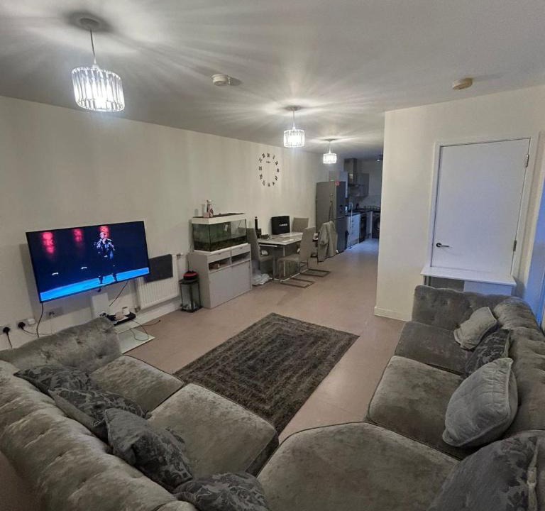Seven Kings Apartment | Luxury Apartment Balcony View Tube 2 min Walk