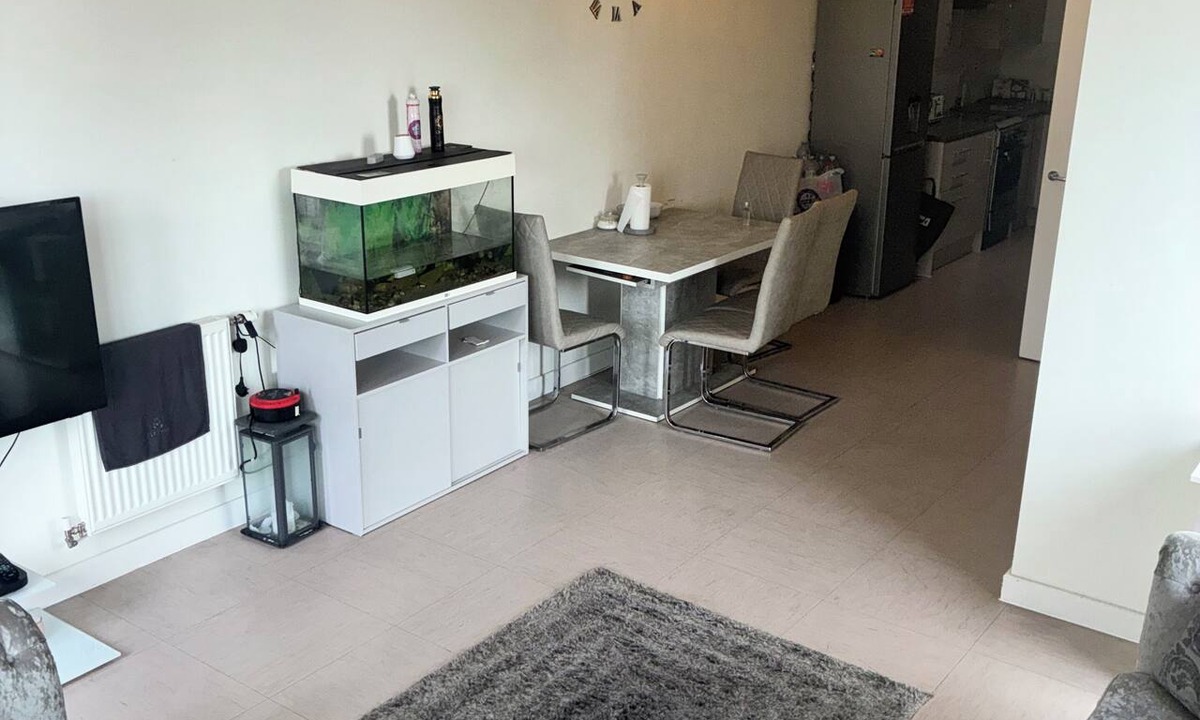Goodmayes Apartment | Luxury Apartment Balcony View| Tube 2min walk. 25mins into Central London