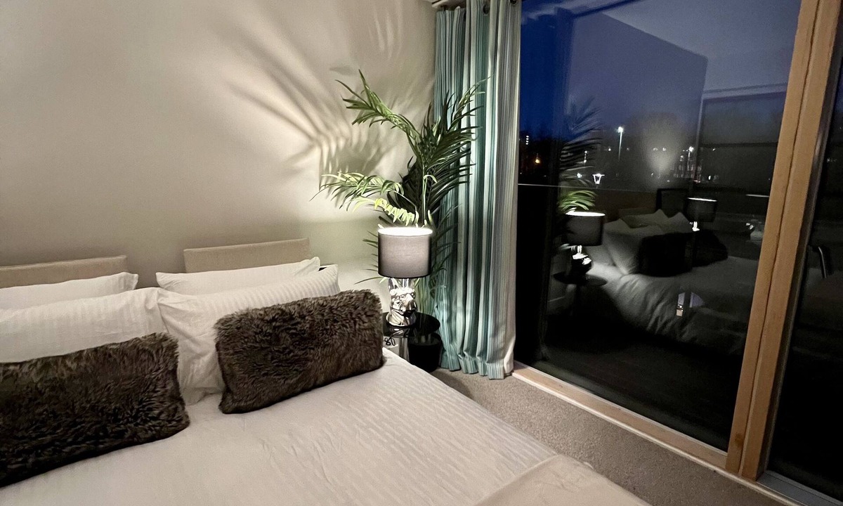Partick Apartment | Luxury City Apartment with parking near Hydro and SECC