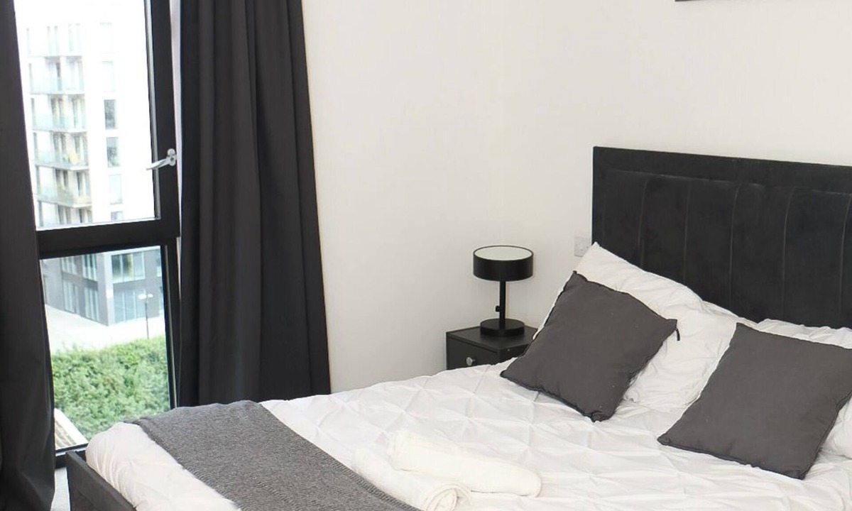 Royal Docks Apartment | Luxury city apartment with City views from the private balcony
