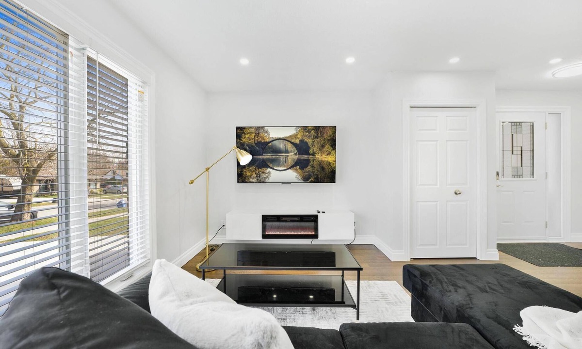 Kitchener House | Luxury Estate+Renovated 3 BD+65" TV+WFH+Sleeps 9