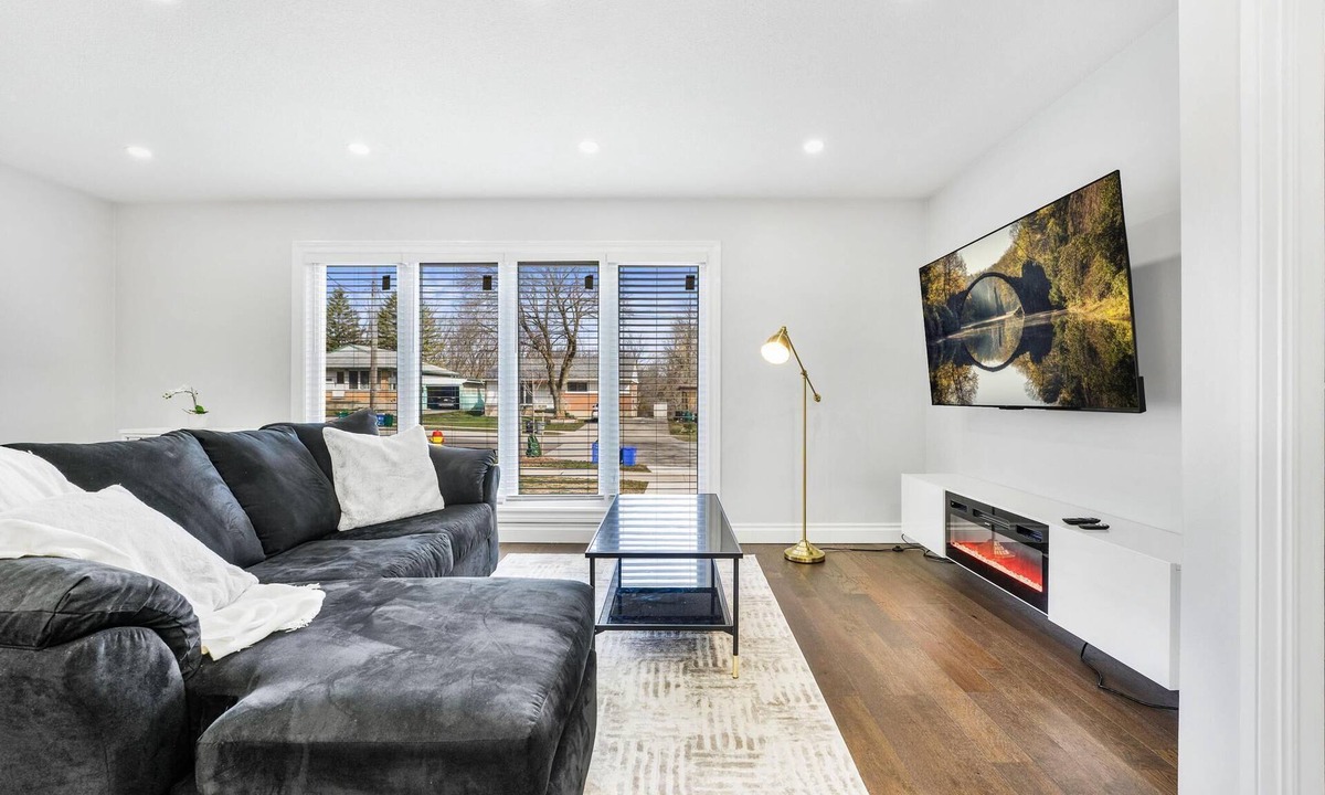 Kitchener House | Luxury Estate+Renovated 3 Bedroom+65" TV+WFH+Sleeps 7