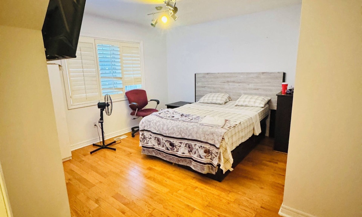 East Credit House | Luxury house 7 bdrms - near airport, sq 1, Private Backyard