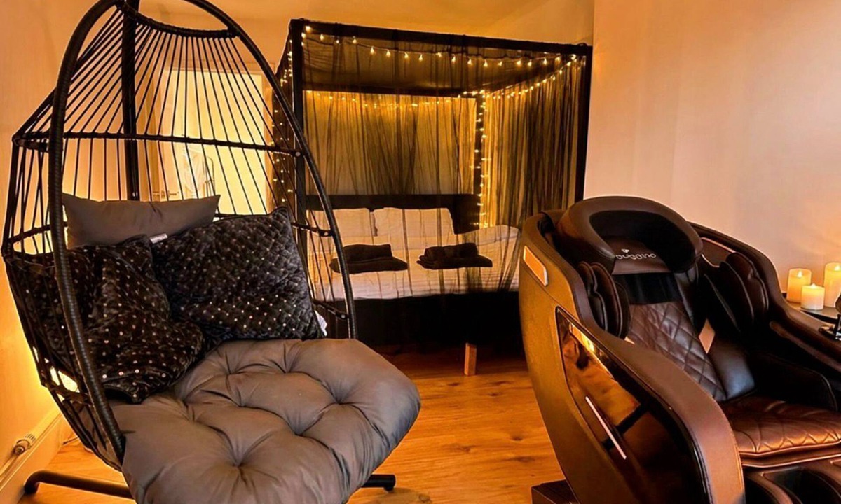 Luton Apartment | Luxury Luton Retreat 4 Poster bed+Jacuzzi bath+Massage chair+Luton Station