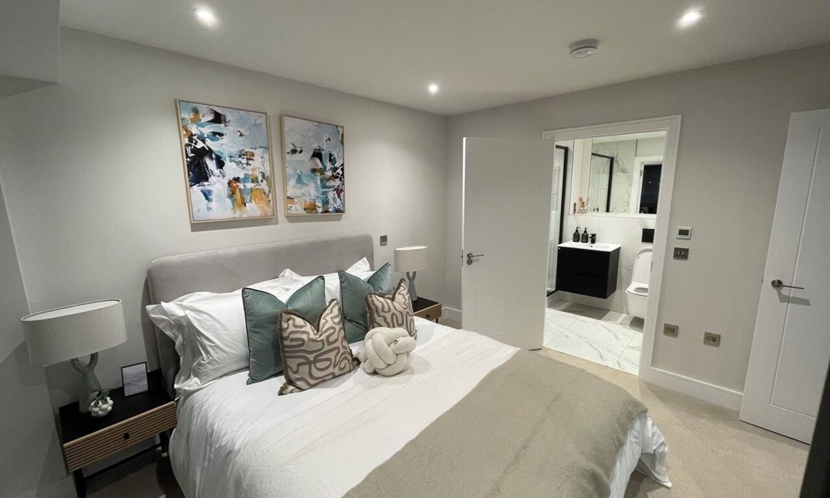 Cockfosters Apartment | Luxury & New 1-Bed Flat 1 min. walk to London Tube Secure Entry