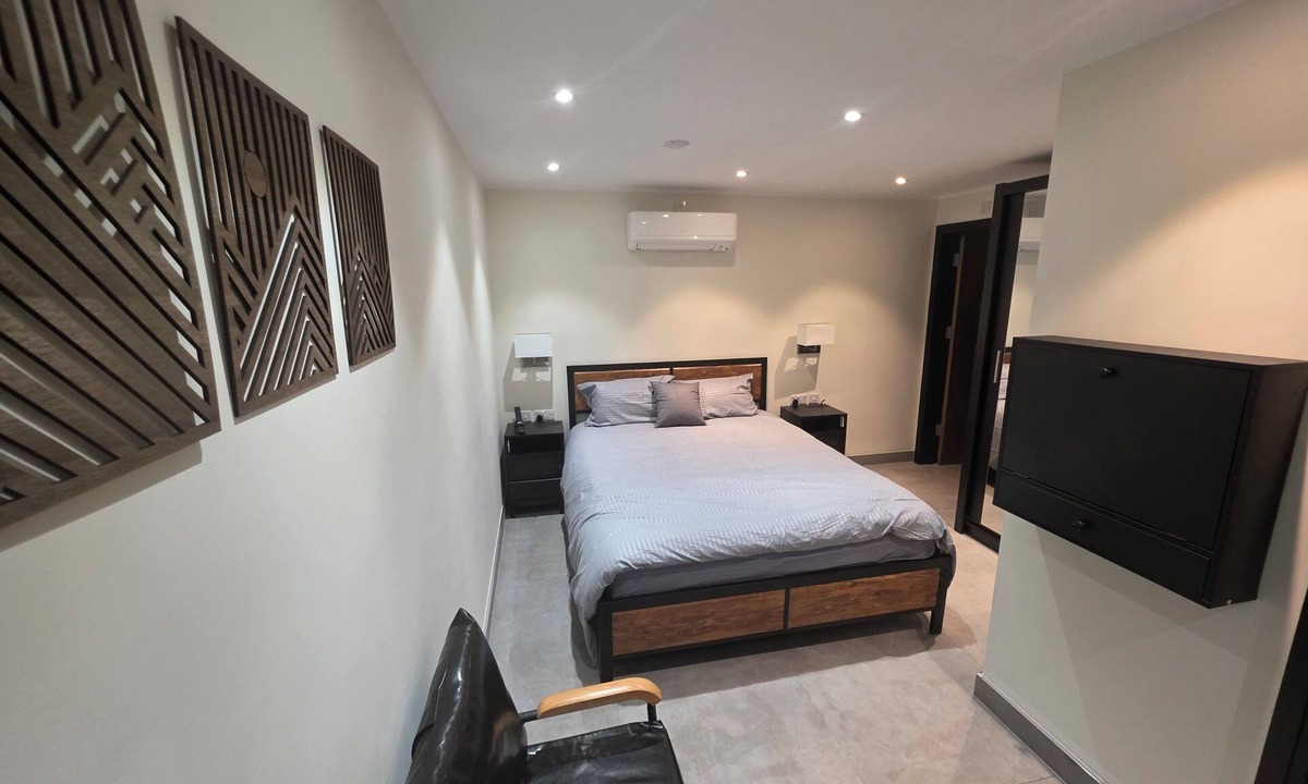 Cranbrook Apartment | Luxury outhouse