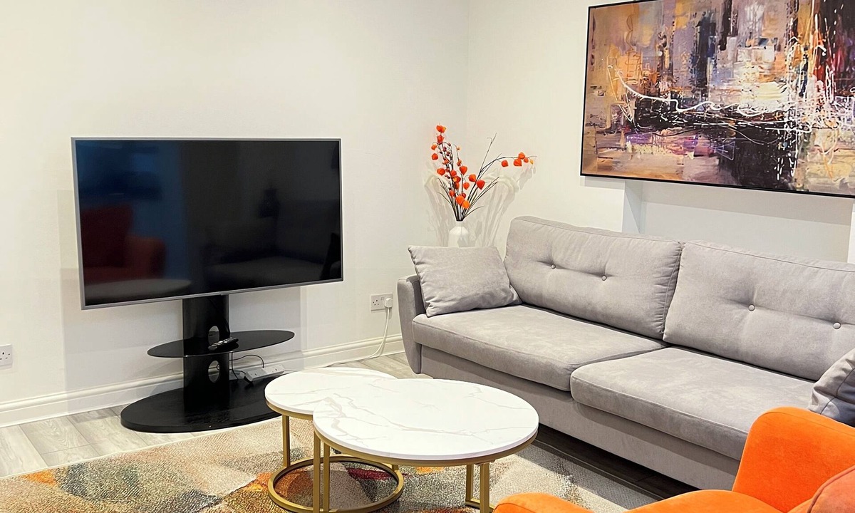 Noel Park House | Luxury Retreat in prime location– Steps from Wood Green Station