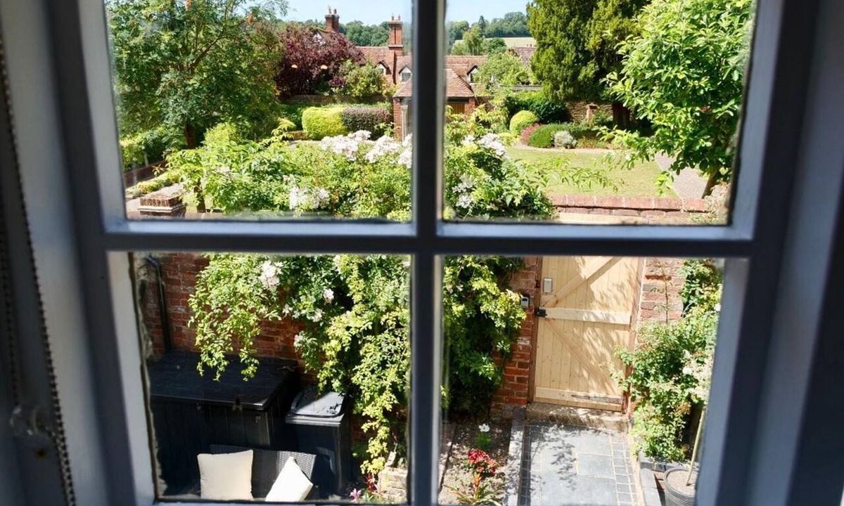 Saffron Walden Apartment | Luxury Rock & Roll Suite in Manor House