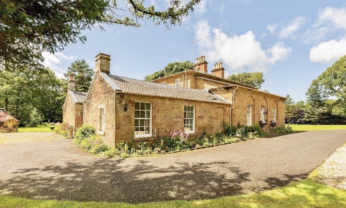 Kirkmichael House | Luxury Scottish Manor house + 9-Seater Jacuzzi + 21-Seater BBQ Cabin