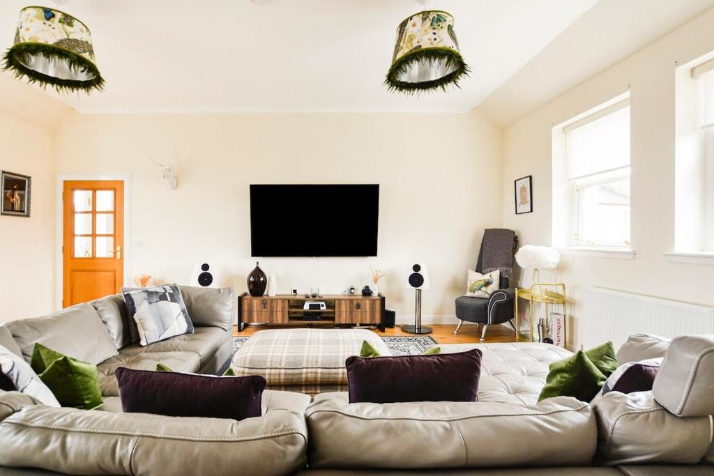 Kirkcaldy Apartment | Luxury Seaview Gated Penthouse located near Edinburgh by Urban Haggis Stays