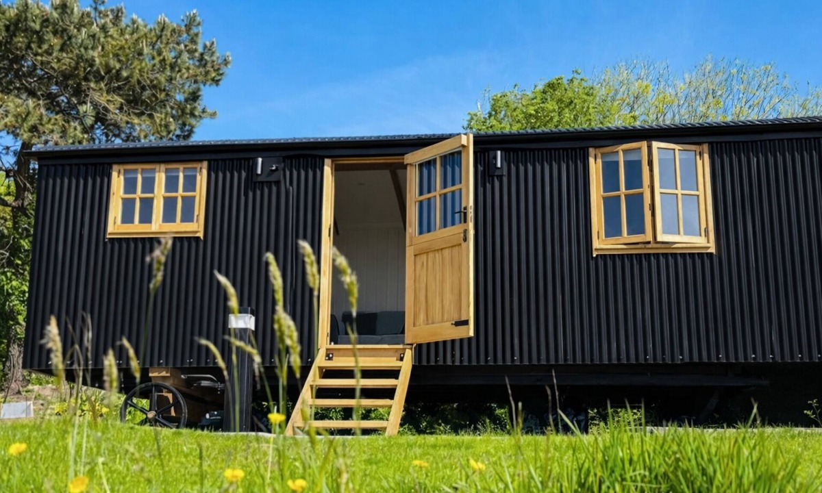 Tillicoultry Cabin | Luxury Shepherd Hut w Outdoor Bath Near Stirling