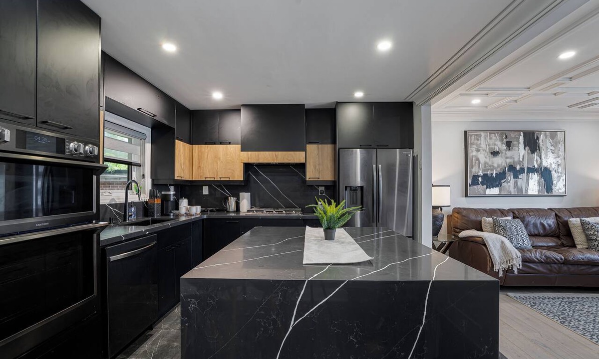 Willowdale House | Luxury Toronto Stay with BBQ, Gazebo, Games & Parking