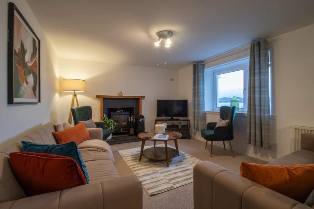 Ardrishaig House | Lynwood - 4 Bedroom House with Views of Loch Gilp