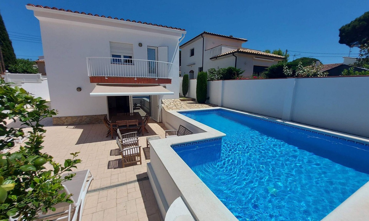 L'Escala House | Magnificent private pool villa with free wifi near the beach