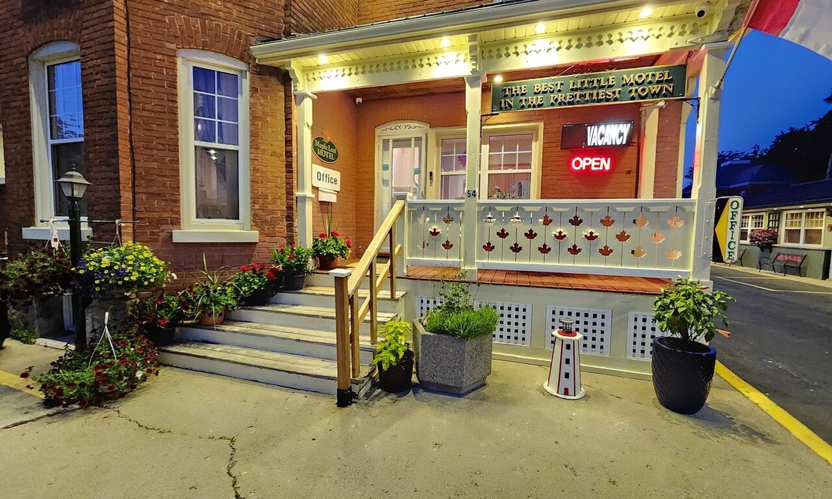 Goderich Hotel | Maple Leaf Motel