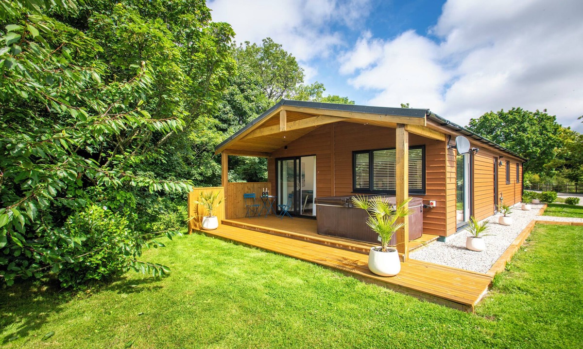 Hayle Cottage | MAPLE LODGE, family friendly, with hot tub in Angarrack