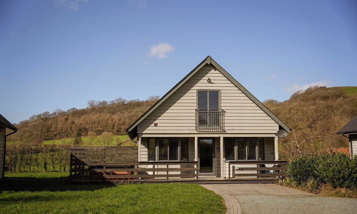 Llangunllo Cottage | MAPLE LODGE, pet friendly, with hot tub in Llangunllo