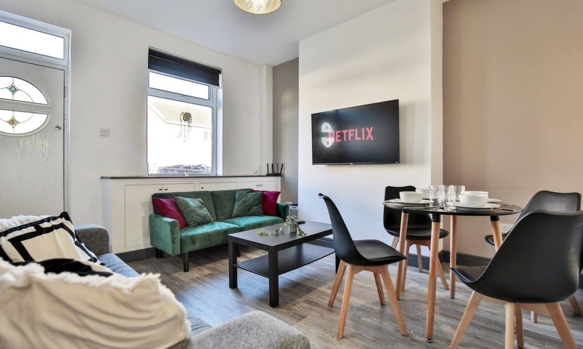 Offerton House | Marlor House, 2BR Sleeps 5, Denton