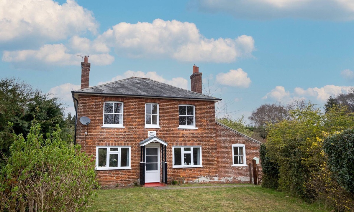 Leiston Cottage | Mere Cottage - sleeps 6 guests in 3 bedrooms
