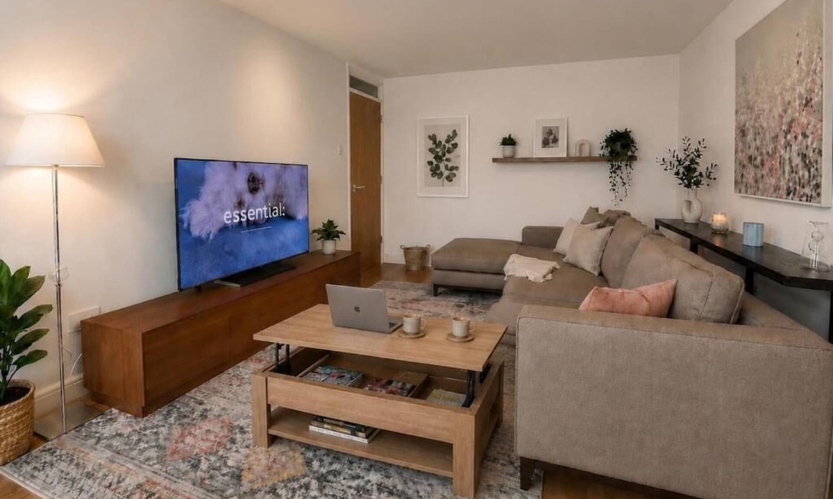 Woolwich Common Apartment | Mid Century Modern Apartment