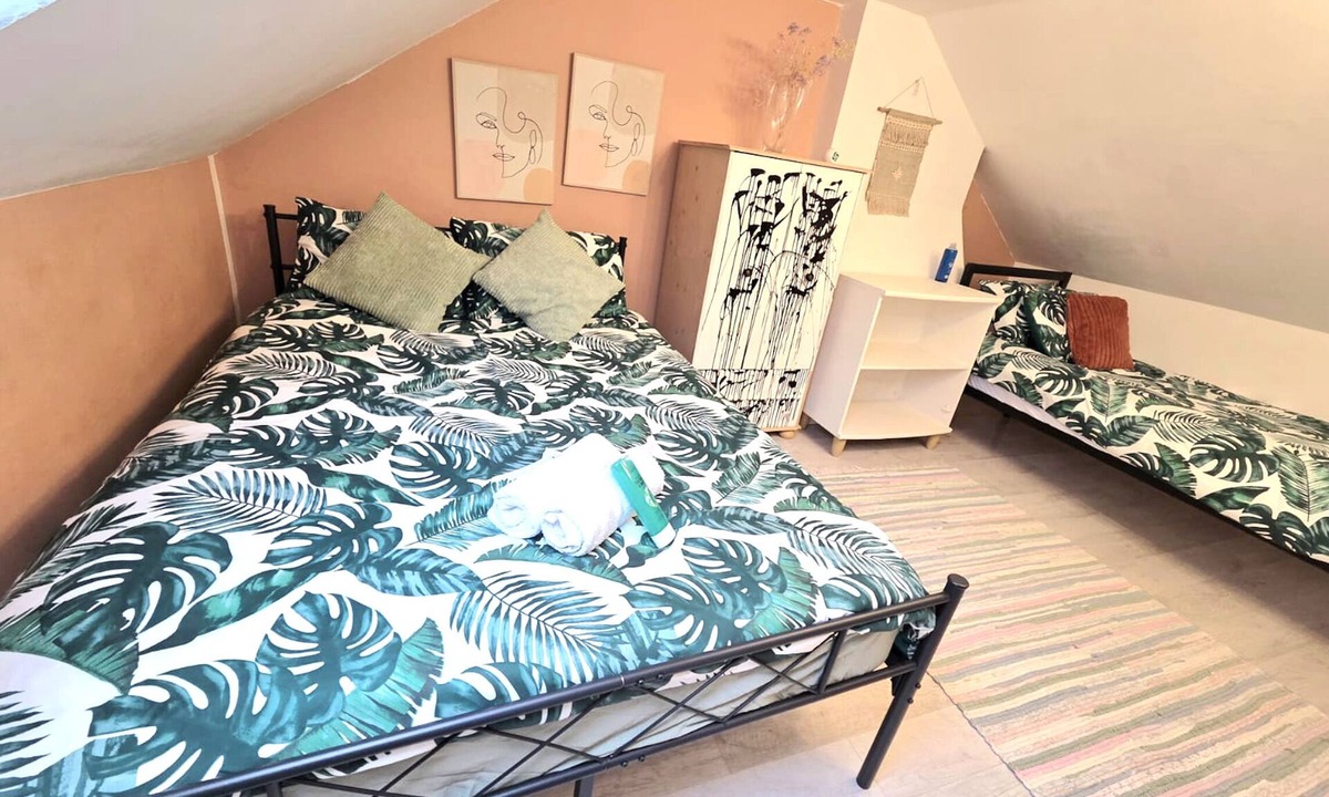 Hamilton House | Mini Hotel rooms with home facilities Great location 30mins from Glasgow