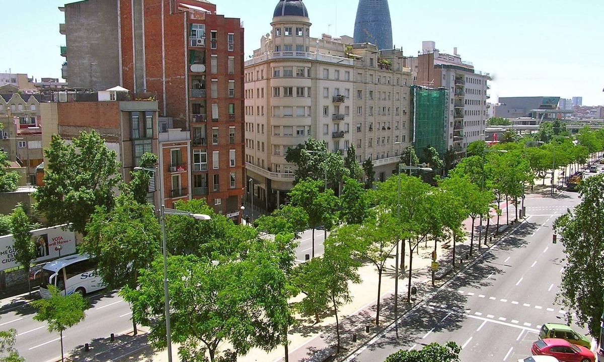 El Clot Apartment | MIRABARNA Patio 1 - near Sagrada Familia - Private / Professional Cleaning /WiFi