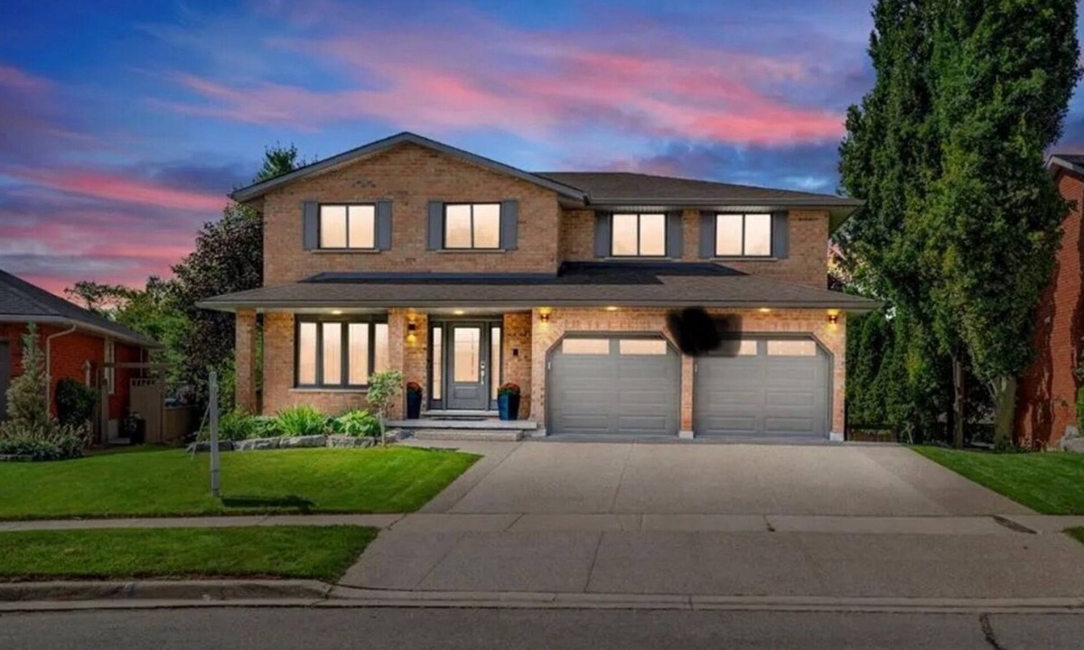 Rosemount House | Modern 1 bedroom 1 full bathroom walk out unit Near Fairview mall & Airport
