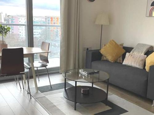 Lansbury House | Modern 1 Bedroom Apartment Near Canary Wharf with Balcony
