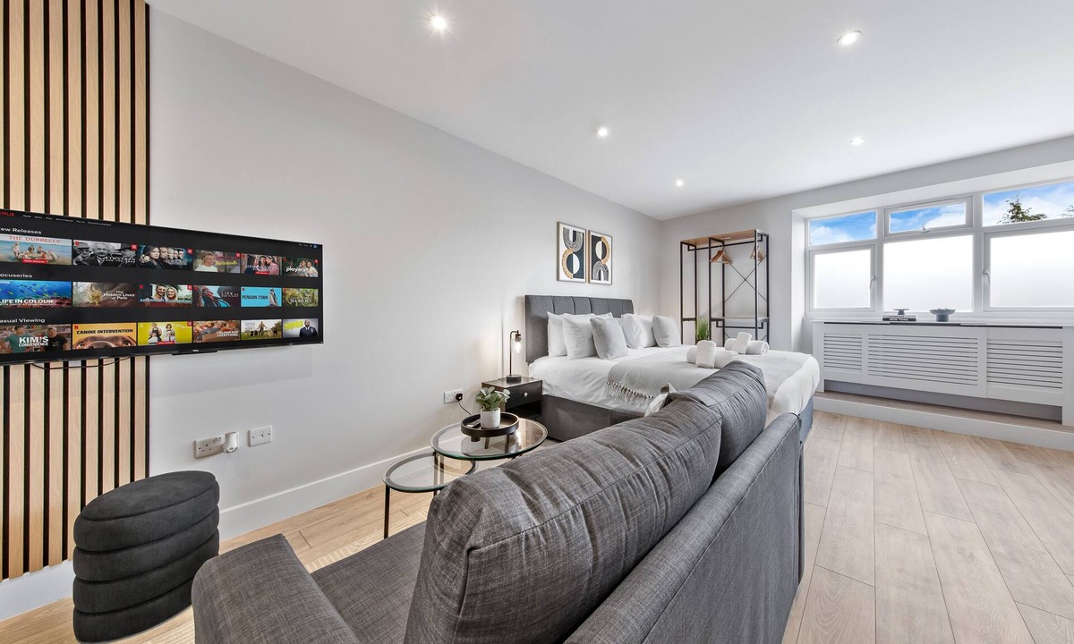 Southgate Green Apartment | Modern 1BR | 2 Beds Sleeps 4 | Fast Central Access