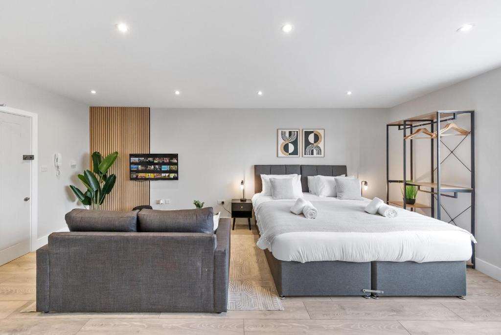 Southgate Green Apartment | Modern 1BR Fast Central Access AC 2 Beds Sleeps 4 Free WIFI And Parking