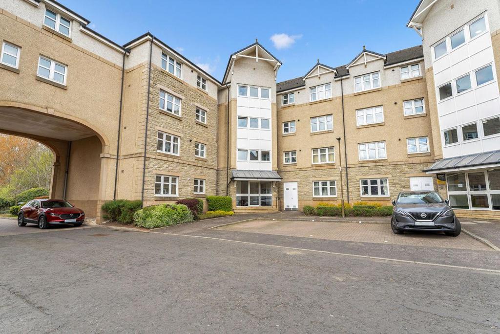 Longcroft Apartment | Modern 1BR flat - free parking + lift