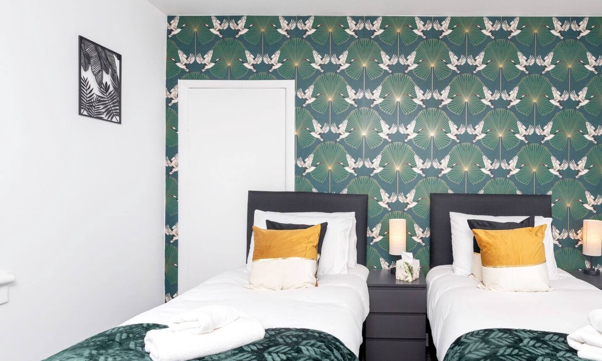 Glasgow Apartment | Modern 2 bedroom apartment with parking and wifi.
