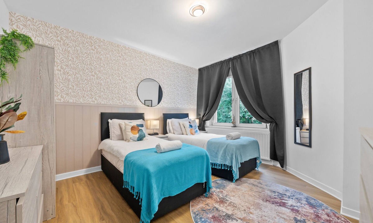 Wishaw Apartment | Modern 2 bedroom apartment with parking and wifi.