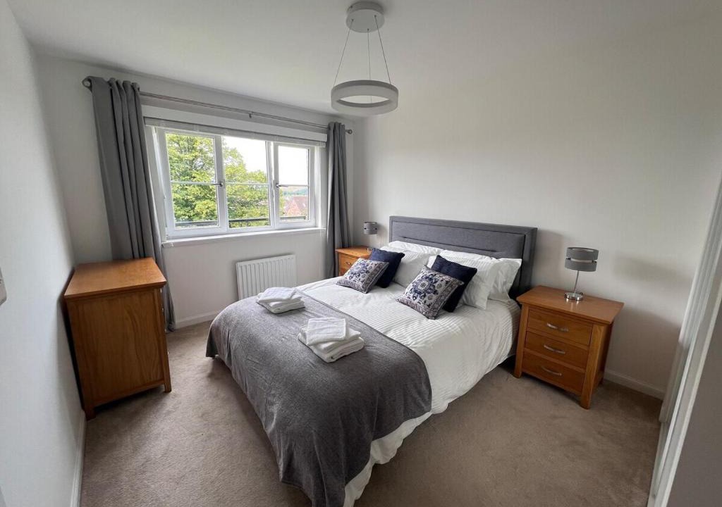 Bishopton Apartment | Modern 2 Bedroom Flat in Quiet Village w/Ensuite