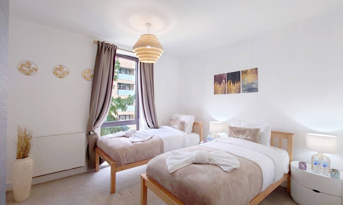 Poplar Apartment | ⁠Modern 2Bed Apartment in Poplar near Canary Wharf